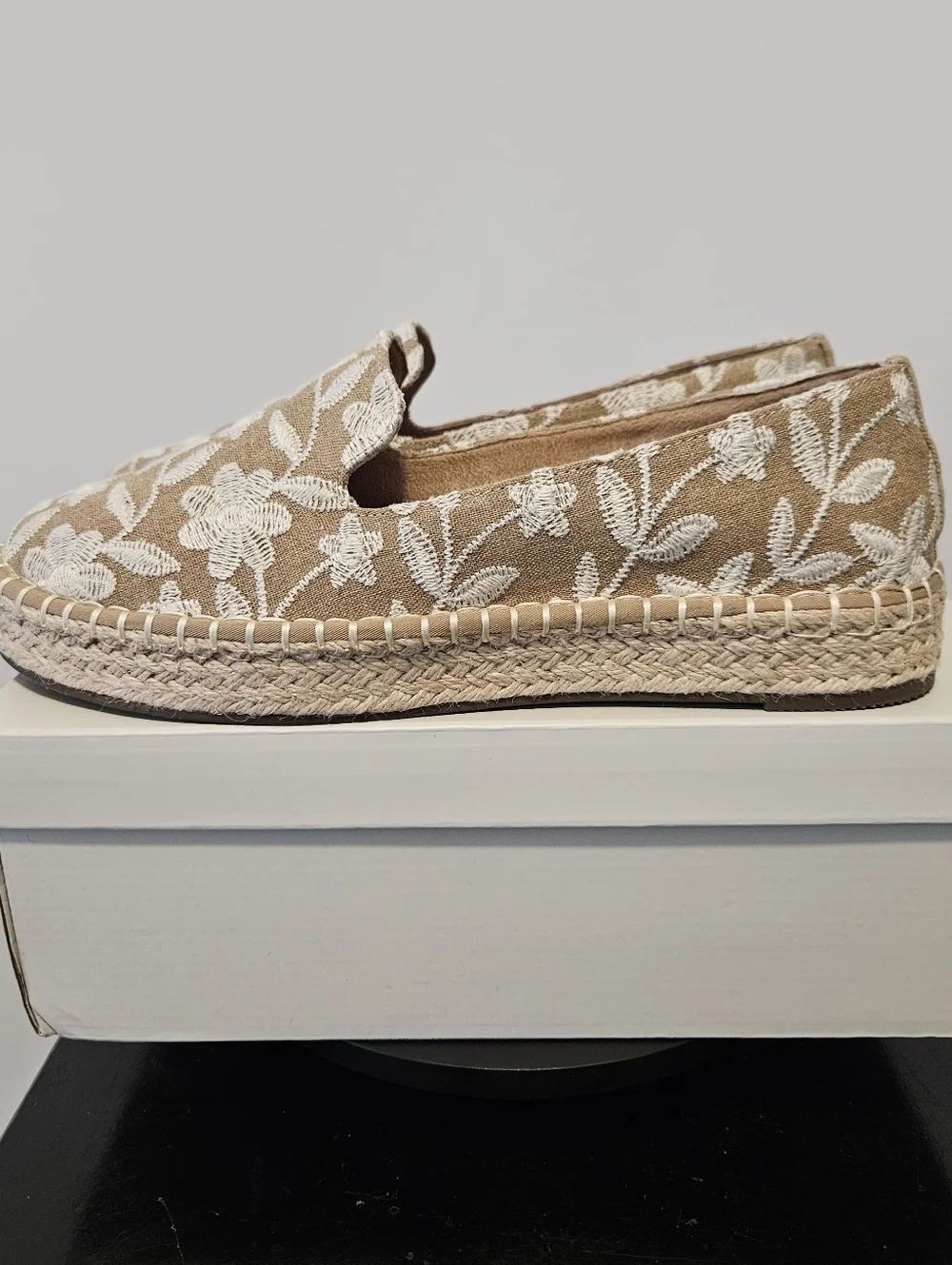 JOIE Cara-BF Beige and White Floral Embroidered Espadrille‎ Slip-Ons Size 10